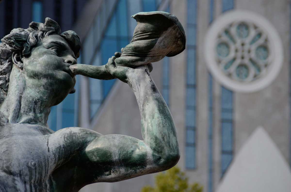 Eine Detaillierte Bronzefigur – auf Klassenfahrt in Leipzig kunstvolle Skulpturen und feine Handwerkskunst entdecken!