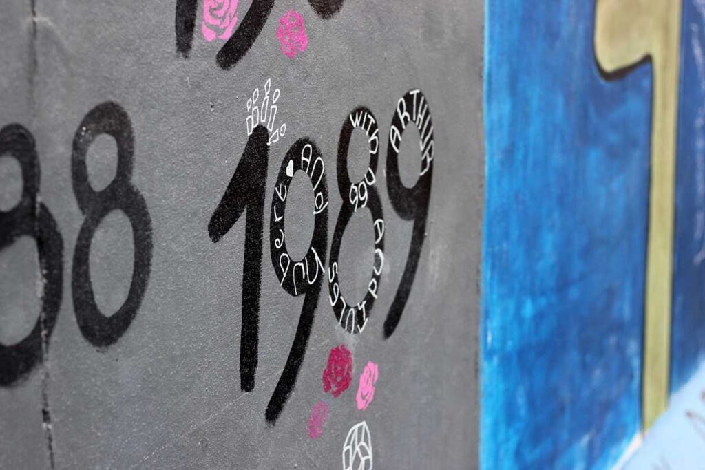 Klassenfahrt nach Leipzig: Die Zahl „1989“ auf Berliner Mauer-Segment – Symbol der Friedlichen Revolution und DDR-Geschichte.